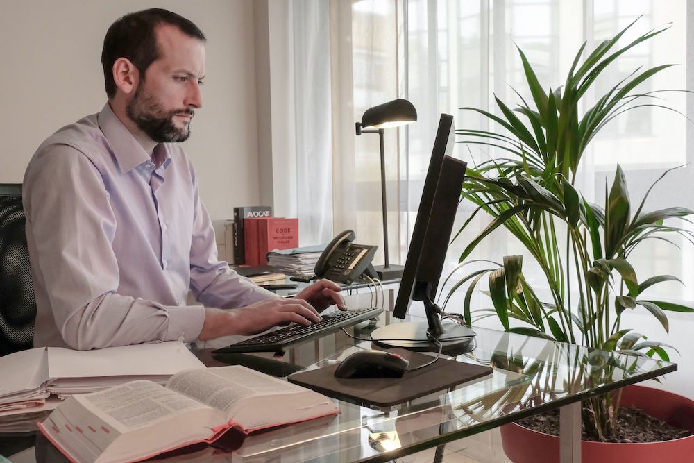 L'avocat Johan Helies assis à son bureau